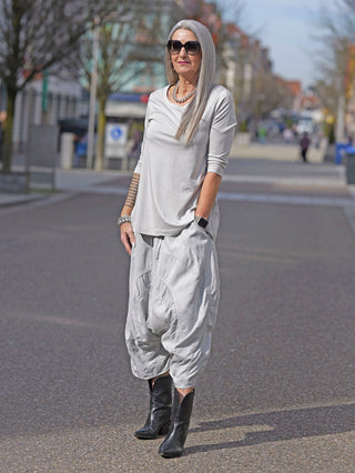 Rundholz T-Shirt 3260501 in Grau, eine Person trägt das Shirt mit 3/4-Ärmeln und großem Rundhalsausschnitt, betont durch street fashion Stil.