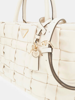 GUESS Marion Satchel BON: Cremefarbene, geflochtene Kunstledertasche mit kurzen Griffen, abnehmbarem Schulterriemen, goldfarbenen Details, Logo-Dreieck und Anhänger. Maße: 23x36x11 cm.