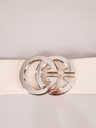 Nahaufnahme des OFF#DLY Gürtel GG beige/silber, ein cremefarbener Ledergürtel mit glänzender silberner Schnalle, geformt aus zwei ineinandergreifenden „G“-Formen, ideal zum Abrunden von Outfits.