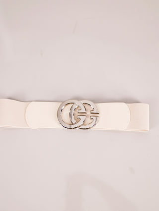 Der OFF#DLY Gürtel GG beige/silber ist ein elastischer Taillengürtel mit glatten Leder-Endstücken und einer glänzenden silberfarbenen Schnalle in Form zweier ineinandergreifender „G“-Formen.