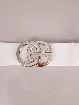 OFF#DLY Gürtel GG white/silber mit polierter Doppel-G-Schnalle in Silberoptik, aus glattem, weißem Material mit sauberer Kantennaht, flach auf grauem Hintergrund liegend.