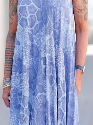 Eine Person trägt das OFF#DLY Viskosekleid Lydia blau, ein leichtes Sommerkleid aus fließender Viskose mit schmalen Trägern.