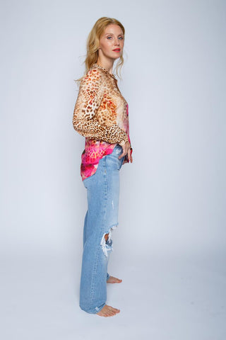 Emily Shirtbluse pink/leo getragen von einer Frau, zeigt einen Leopardenmuster-Mix mit Stehkragen und V-Ausschnitt, gefertigt aus weicher Viskose für einen lockeren, stilvollen Look.