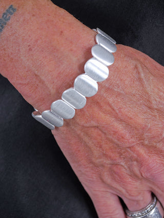 Silbernes OFF#DLY Armband Naomi schmal am Handgelenk einer Person, zeigt das schmale, nickelfreie Metall-Design in einer Breite von ca. 1,5 cm.