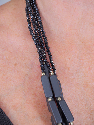 Nahaufnahme der OFF#DLY Kette Clara black, einer modischen Halskette aus Kunststoff und Glas, ca. 35 cm lang, mit einem eleganten schwarzen Design. Perfekt als stilvolles Accessoire.