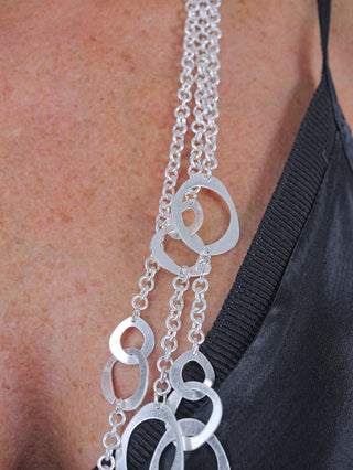 Nahaufnahme der OFF#DLY Kette Olivia silber, einer eleganten, dreisträngigen Halskette aus nickelfreiem Metall. Die Kette hat eine Länge von etwa 40 cm und wirkt stilvoll und modern.