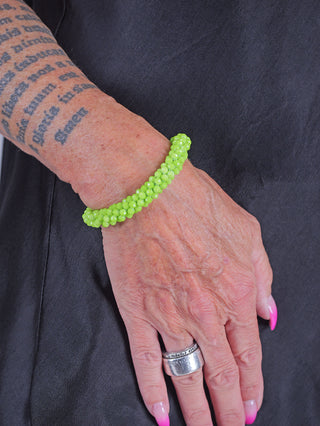 OFF#DLY Armband Scarlett grün, ein Glasarmband mit Gummiband, Durchmesser ca. 1 cm, Größe One Size, hergestellt von MR.H SRL, Padova, Italien.