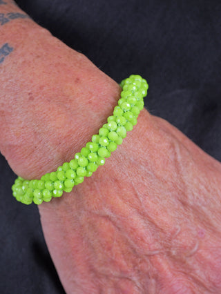 OFF#DLY Armband Scarlett grün: Schlichtes Glasarmband mit Gummibandverschluss, Durchmesser ca. 1 cm, in Einheitsgröße. Ideal für vielseitige Stile und Anlässe.