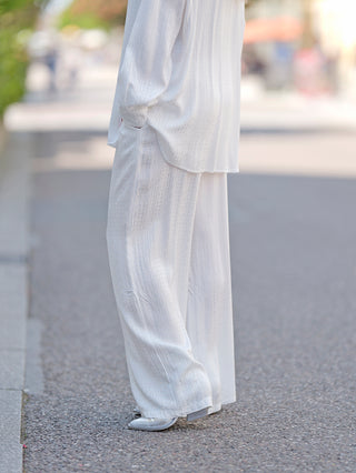 OFF#DLY Summerpant Teresa white: Person trägt weiße Wide-Leg-Sommerhose mit Gummibund, angenehm und stilvoll, passend für Größe bis 42.