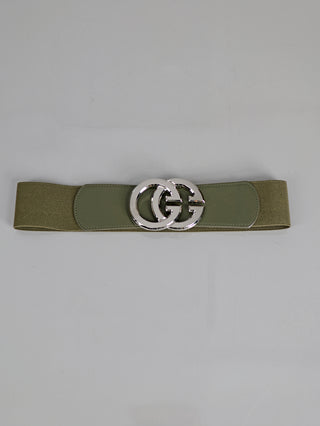 OFF#DLY Gürtel GG khaki/silber, ein elastischer Taillengürtel mit silberner Schnalle, zeigt im Nahaufnahmebild das Logo auf der Schnalle. Perfekt zum Abrunden Ihrer Outfits. Länge: 86cm, gedehnt 110cm.