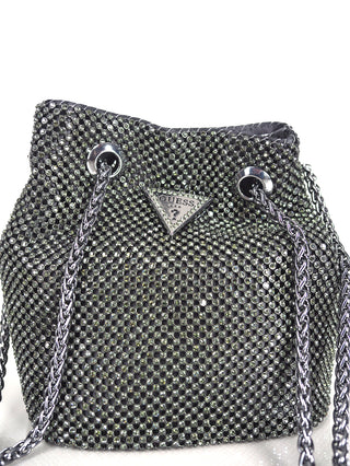 Guess Bag Lua Mini black, eine schwarze Handtasche mit silbernen Kettenhenkeln und einem metallenen Logo-Dreieck mit Strassbesatz auf der Vorderseite, Knopfverschluss und Innentasche mit Reißverschluss.