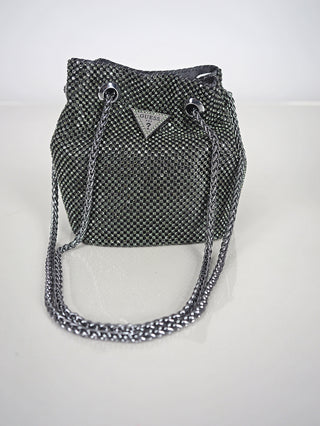 Guess Bag Lua Mini black: Kleine schwarze Tasche mit silbernem Kettenhenkel und goldfarbenen Beschlägen, Metall-Logo-Dreieck vorne, Strassdetails, Maße 15x15x10 cm, Knopfverschluss, Innentasche mit Reißverschluss.