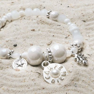 Schautime Beach Perlen Armband auf Sand mit Süßwasserperlen und versilberten DesignBeads, ein stilvolles Accessoire für den Strand, das Eleganz und natürlichen Charme verkörpert.