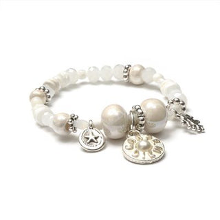 Schautime Beach Perlen Armband: Weißes Perlenarmband mit silbernem Sternanhänger, verziert mit natürlichen Süßwasser- und mattierten Glasschliffperlen, perfekt für einen stilvollen, eleganten Look.