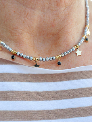 OFF#DLY Collier Star silver/gold, feine Kette mit kleinen Anhängern, sichtbar um den Hals einer Person getragen, Metall nickelfrei, Länge 20 cm, ideal als modisches Accessoire.