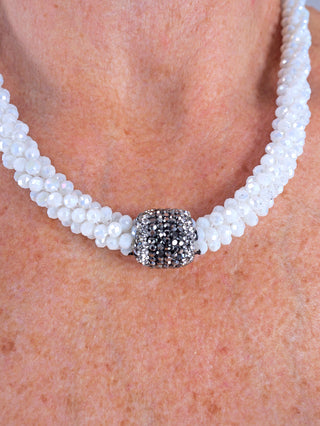 OFF#DLY Kette Luisa white, eine Glasperlenkette mit Magnetverschluss, getragen um den Hals. Die Kette besteht aus glänzenden Glasperlen, die elegant auf der Haut liegen. Länge: 20 cm.