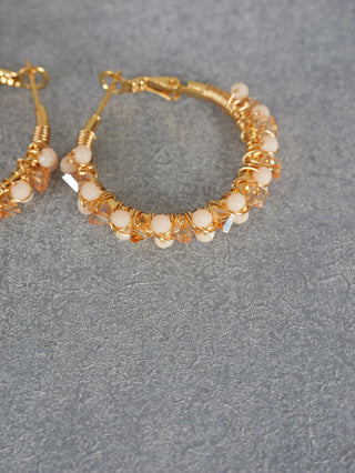 OFF#DLY Ohrringe Rita gold/beige, goldene Creolen mit Glassteinen, Durchmesser 3,5 cm, aus nickelfreiem Metall.