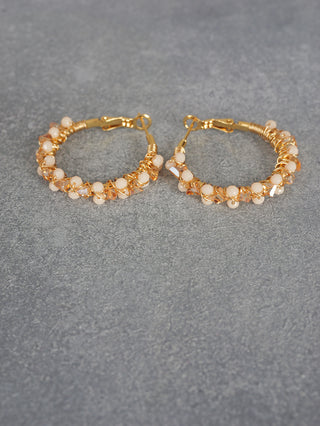 OFF#DLY Ohrringe Rita gold/beige, goldene Creolen mit Glassteinen, 3,5 cm Durchmesser, aus nickelfreiem Metall und Glas.