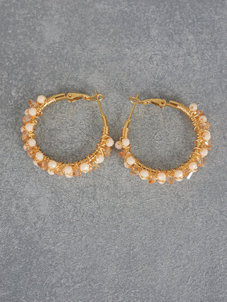 OFF#DLY Ohrringe Rita gold/beige, goldene Creolen mit weißen Glasperlen, 3,5 cm Durchmesser, aus nickelfreiem Metall. Ideal als modisches Accessoire und Schmuckstück.