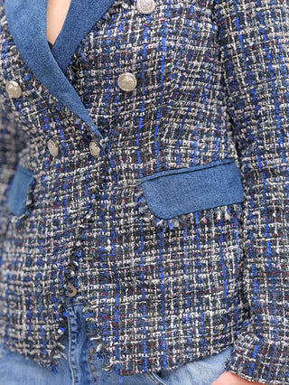 OFF#DLY Denim Blazer Blue: Nahaufnahme eines sportlichen, zweireihigen Kurzblazers mit schmalem Schnitt und seitlichen Taschen, aus Polyester-Denim-Mischgewebe, getragen von einem Model in Größe S/M.