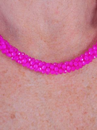 Nahaufnahme der OFF#DLY Glaskette Ulla pink, bestehend aus glänzenden Glasperlen. Die Kette ist ca. 22 cm lang und hat eine Verlängerung, ideal als modisches Accessoire.