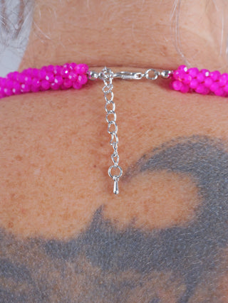 OFF#DLY Glaskette Ulla pink, eine glänzende Glaskugelkette mit ca. 22 cm Länge und Verlängerung, zeigt ein präzises Design. Nahaufnahme des Kettenglieds und der eleganten Glaskugeln.