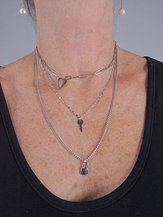 OFF#DLY Kette Ines silber: Trägt eine feine, dreilagige Kette mit kleinen Anhängern, darunter ein Herz und ein Schloss mit Schlüssel. Länge ca. 25 cm, nickelfreies Metall.