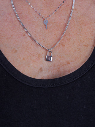 OFF#DLY Kette Ines silber, dreifache Kette mit Schlüssel- und Schlossanhängern, getragen von einer Person. Länge ca. 25 cm, nickelfreies Metall.