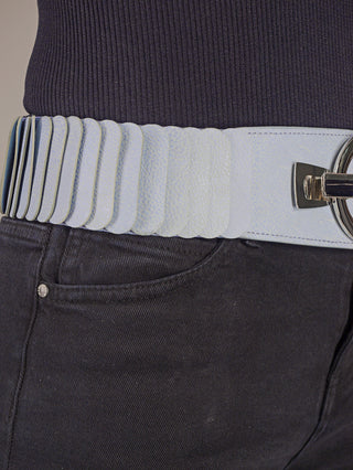 OFF#DLY Gürtel Conny lightblue, elastischer Gürtel mit Metallverschluss, getragen von einer Person. Sichtbar sind Texturdetails des Stoffs und die Verarbeitung mit Nähten und einem Metallgriff.