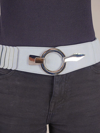 Nahaufnahme des OFF#DLY Gürtel Conny lightblue, einem elastischen Gürtel mit Metallverschluss, aus 100% Polyurethan, 80cm lang und 6cm breit, ideal für stilvolle Modeakzente.