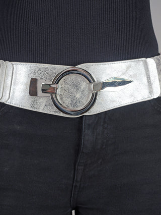 Nahaufnahme des OFF#DLY Gürtel Conny silver batik mit Metallverschluss, elastischem Design, sichtbar auf einem schwarzen Stoff. Ideal als modisches Accessoire.