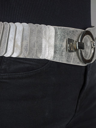 Nahaufnahme des elastischen OFF#DLY Gürtel Conny silver batik mit Metallverschluss, zeigt detailliert den Gürtel und Schnalle, gefertigt aus 100% Polyurethan, in der Größe One Size.