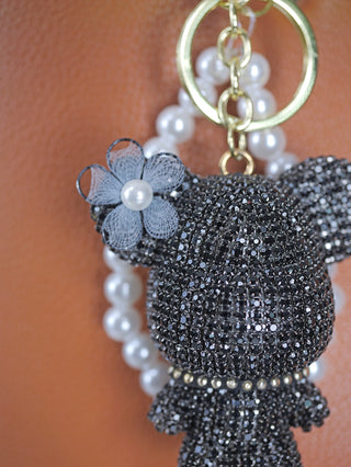 OFF#DLY Anhänger Bär Strass black, ein glitzernder Taschenanhänger mit Strasssteinen und einem bärenförmigen Design, präsentiert sich als modisches Accessoire und Schmuckstück.