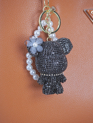 OFF#DLY Anhänger Bär Strass black: Detailreicher Taschenanhänger mit schwarzem Bärenmotiv, besetzt mit funkelnden Strassteinen auf Metall, ideal als modisches Accessoire. Gesamtgröße 19 cm, Bär 7x4 cm.