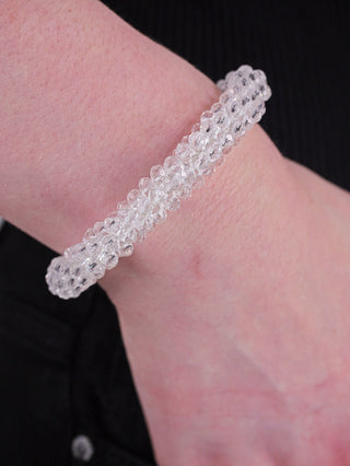 Nahaufnahme des OFF#DLY Armband Scarlett klar, ein elegantes Glasarmband mit Gummibandverschluss, Durchmesser ca. 1 cm, ideal als modisches Accessoire.