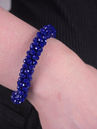 OFF#DLY Armband Scarlett royal, ein blaues Glasarmband mit Perlen, getragen am Handgelenk. Elastisches Gummiband für einfaches An- und Ausziehen. Durchmesser ca. 1 cm, Einheitsgröße.