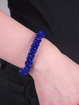 OFF#DLY Armband Scarlett royal, ein blaues Glasarmband auf einem Handgelenk, fein gearbeitet und elastisch, mit einem Durchmesser von ca. 1 cm, perfekt als stilvolles Schmuckstück.