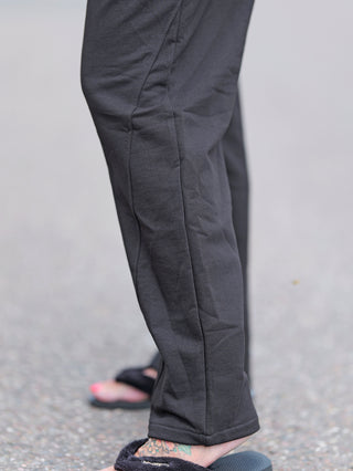 OFF#DLY Joggpant Lilly black, schmal geschnittene schwarze Joggpant, zeigt Beine und Füße mit Tattoos, ohne Bündchen, aus 100% Baumwolle, Gummizug, One Size bis Größe 40/42.