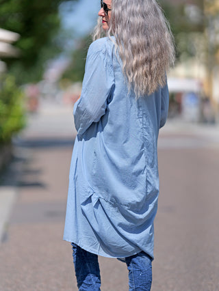 OFF#DLY Kimono Roxy lightblue, ein leichter Kimono aus 100% Baumwolle, passend bis Größe 42, präsentiert sich in einem eleganten, fließenden Design für vielseitige Tragemöglichkeiten.