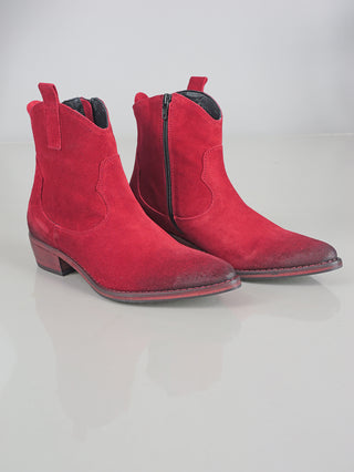 MIMMU Boot Rubino, ein hochwertiger Western-Boot aus Wildleder, mit 4 cm Absatz und lederner Sohle, präsentiert in rubinrotem Farbton. Ideal für stilvolle, italienische Eleganz.