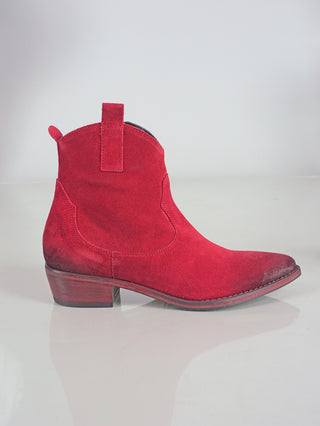 MIMMU Boot Rubino: Hochwertiger Western-Stiefel aus Wildleder mit 4 cm Absatz. Zeigt feine Verarbeitung und elegantes Design, ideal für stilvolle Anlässe. Sohle aus Leder mit Gummibesatz.