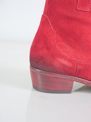 Nahaufnahme des MIMMU Boot Rubino, ein hochwertiger Westernstiefel aus rubinrotem Wildleder mit einem 4 cm Absatz. Sichtbare Details zeigen das edle Leder und die handwerkliche Verarbeitung.