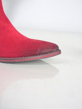 Nahaufnahme des MIMMU Boot Rubino, ein Westernstiefel aus hochwertigem rubinrotem Wildleder mit 4 cm Absatz und Ledersohle mit Gummibesatz, hergestellt in Italien.