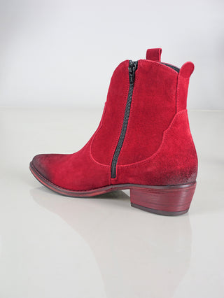 MIMMU Boot Rubino, ein hochwertiger Westernstiefel aus rubinrotem Wildleder mit seitlichem Reißverschluss. Er besitzt einen 4 cm Absatz und eine Leder-Gummisohle, gefertigt in Italien.
