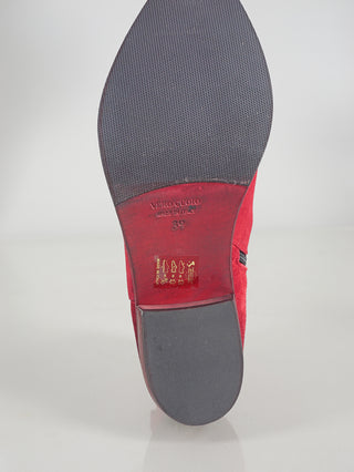 MIMMU Boot Rubino aus Wildleder mit schwarzer Sohle und 4 cm Absatz, zeigt ein elegantes Design mit goldenen Verzierungen, ideal für einen stilvollen, italienischen Western-Look.