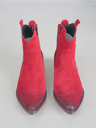 MIMMU Boot Rubino: Hochwertiger Western-Boot aus Wildleder mit 4 cm Absatz. Zeigt eine Nahaufnahme eines rubinroten Stiefels mit sichtbarem Reißverschluss, gefertigt aus 100% Leder. Made in Italy.