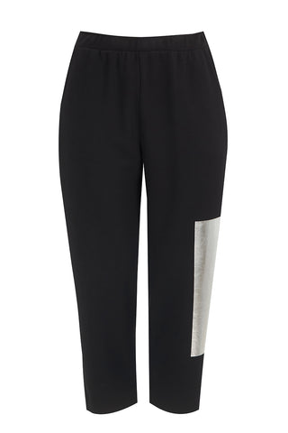 MAT Hose 2041 black silver: Schwarze Hose mit silbernem Streifen, elastischem Bund und silberglanz Applikation, aus Viskose, Polyester und Elastan gefertigt. Ideal für Plus Size, fällt normal aus.