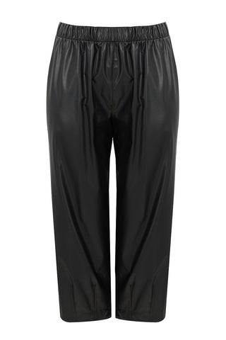MAT Hose 2074 black, eine Culotte aus schwarzem Fake-Leder mit Gummibund, präsentiert sich als bequeme Viskosehose in Plusgröße, ideal für stilvolle Auftritte.
