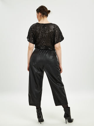 MAT Hose 2074 black, eine Culotte aus Fake-Leder mit Gummibund, getragen von einer Frau. Die Hose zeigt eine moderne und elegante Silhouette, perfekt für stilvolle Anlässe.