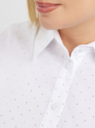 Nahaufnahme der MAT Bluse 3057 white Strass, die einen eleganten weißen Kragen zeigt, aus Baumwolle, Polyamid und Elastan, mit silbernen Strassdetails verziert.